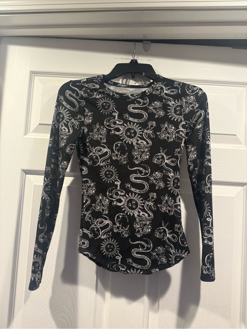 No Boundaries Black Long-Sleeve Graphic Crewneck Top. Size XS